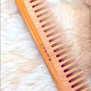 Monat wood comb